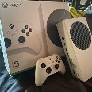 Used, brand new only used for 2 weeks put in box cords including new batteries.